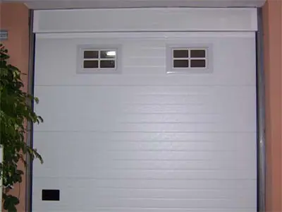 Fabricación e instalación de puerta seccional automática en Tenerife