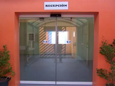 Instalación de puerta automática de cristal para comercios y negocios