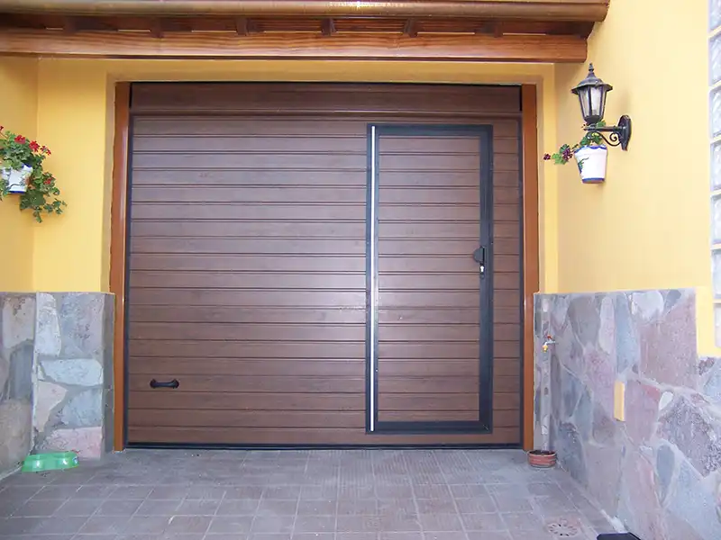 Instalación de puerta seccional automática imitación madera de roble oscuro en Tenerife