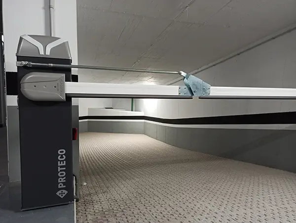 Montaje de barrera automática con brazo articulado para parking comunitario