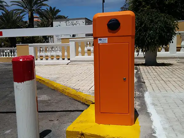Instalación de barrera electromecánica industrial para control vehicular