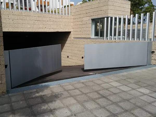 Puerta batiente de cerrajería de dos hojas a media altura para cerramiento exterior