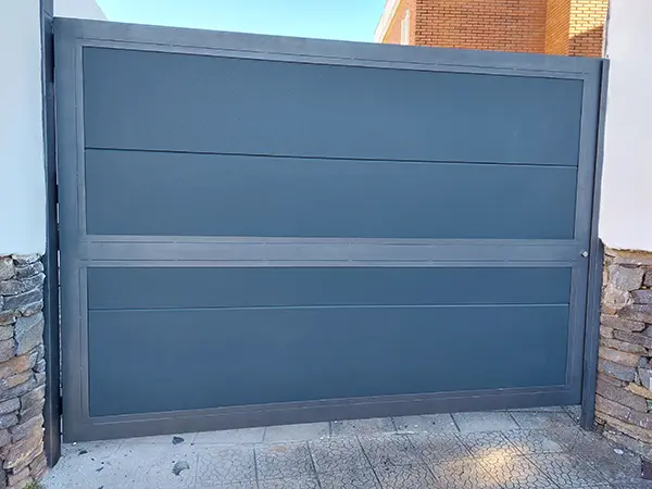 Fabricación de puerta batiente metálica con revestimiento de panel sándwich aislante