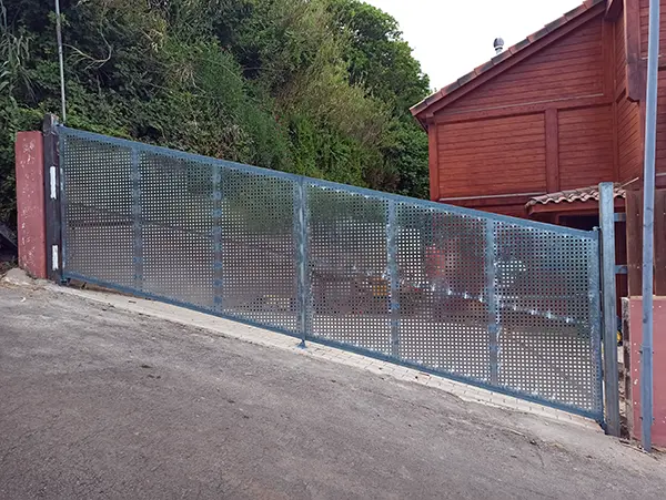 Instalación de puerta batiente doble reforzada en hierro o acero