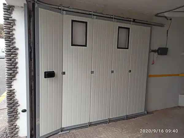 Estructura de puerta corredera curva automatizada instalada en garaje