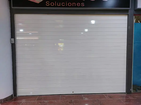Instalación de puerta enrollable motorizada de seguridad para gama comercial