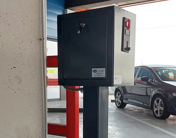 Instalación de terminal validador de accesos mediante pago con moneda