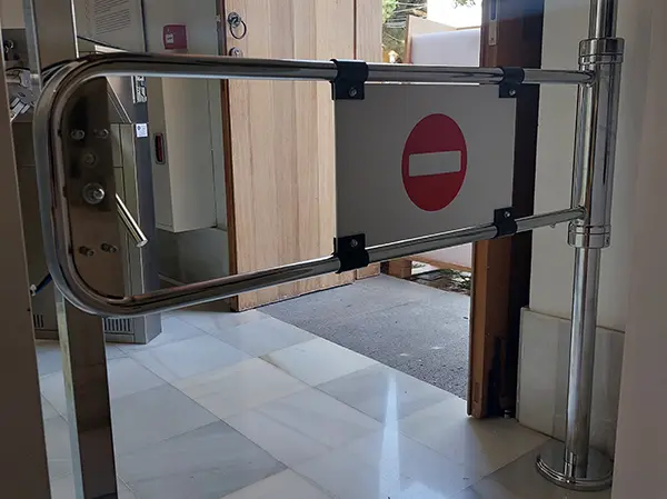 Portillo de apertura manual equipado con ventosa o electroimán de seguridad