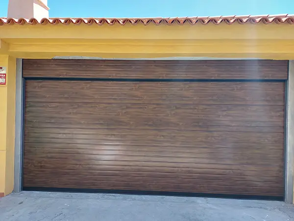 Instalación de puerta seccional residencial automática en garaje de Tenerife