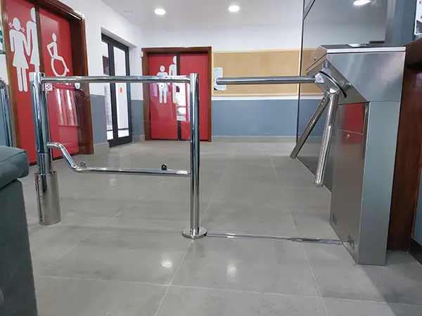 Instalación de tornos electromecánicos de control de acceso y portillos peatonales